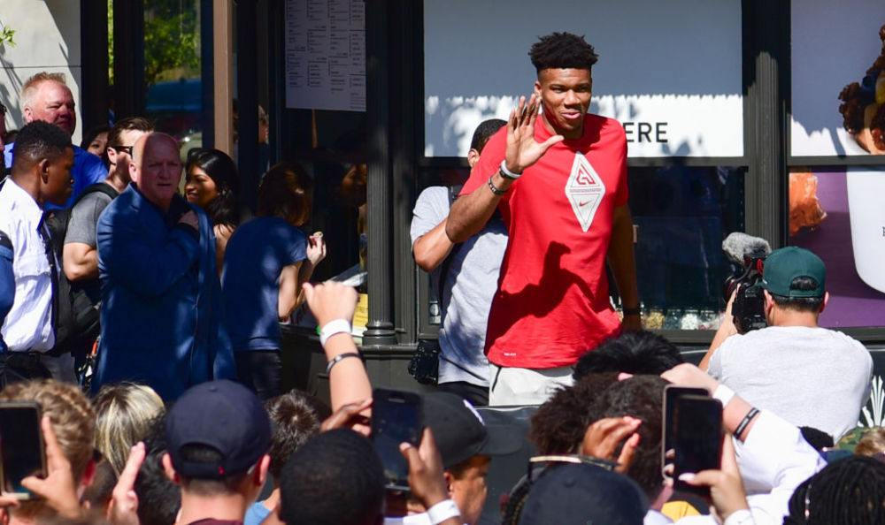 篮球湖人球员赛后接受媒体采访（赛后湖人队球员接受媒体采访）