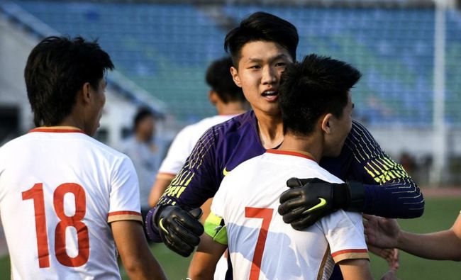 广州足球名宿温志军携手多名现役球员体验盲人足球（广州足坛名宿温志军联合多名现役球员走进盲人足球）