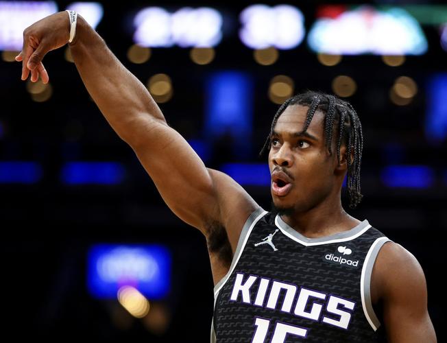 有何意味？萨拉赫社媒晒户外落叶景色图，并未配文（萨拉赫社媒晒落叶美景却无一字，意味几何？）