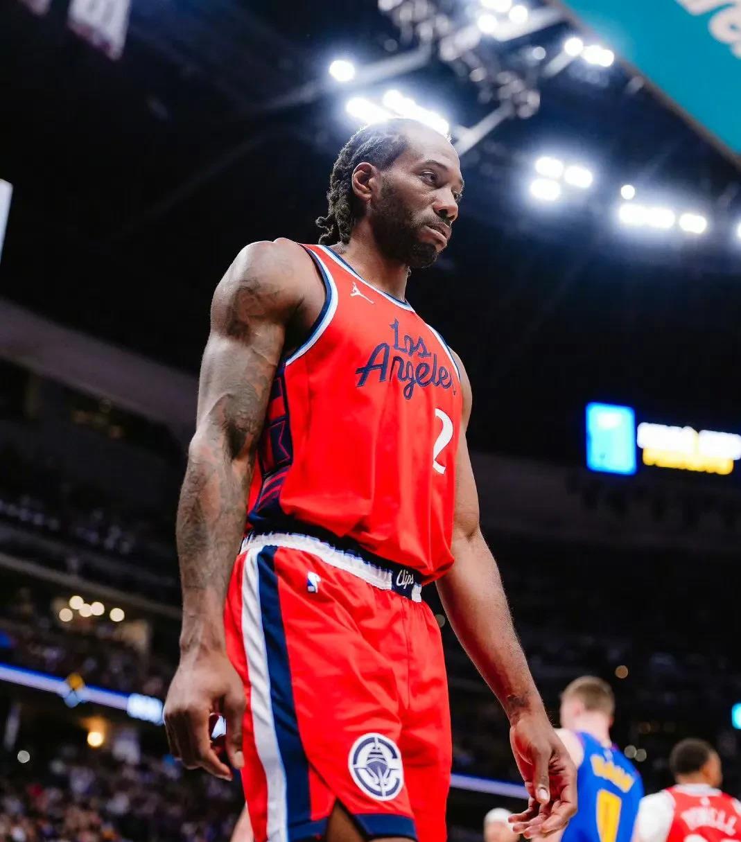 朗斯力压大巴黎，持续领跑法甲积分榜，萨热打造铁血球队（朗斯力压巴黎稳居法甲榜首，萨热锻造铁血之师）